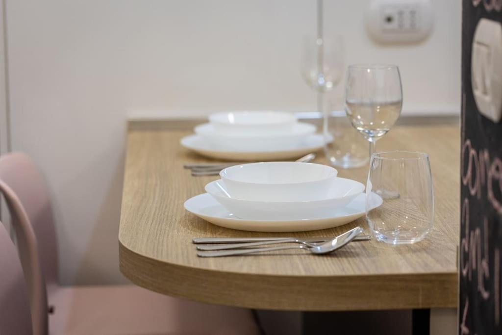 Elegant Near The Colosseum And Metro Appartamento Roma